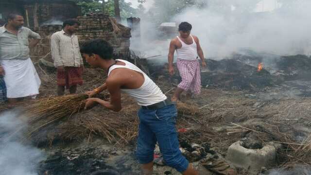 बिहेमा पड्काएको पड्काले घर जल्दा एकै परिवारका ६ जनाको मृत्यु