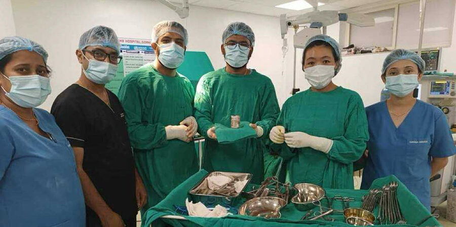 गोरखामा पुरुषको मलद्वारमा अड्किएको बोत्तल एक महिनापछि शल्यक्रिया गरेर निकालियो